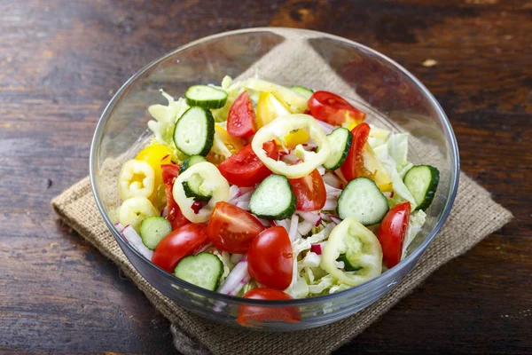 Salade Légumes Dans Une Assiette Transparente Sur Une Table Bois — Photo