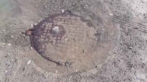 Atılım Kanalizasyon Kapağı Ambar Kapağından Spurts Büyük Bir Birikintisi Kapağı — Stok video