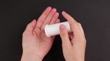 hapları bir plastik kavanoz dışarı dökülür