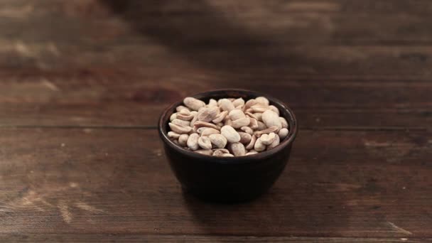 Snack van de pinda's in een bord — Stockvideo