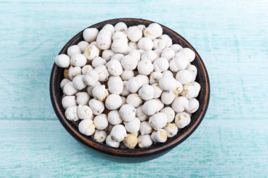 masaya bir tabak içinde ham Türk nohut. Bitkisel protein kaynağıdır. Vejetaryen gıda