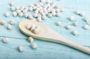 masanın üzerinde ham Türk nohut. Bitkisel protein kaynağıdır. Vejetaryen gıda