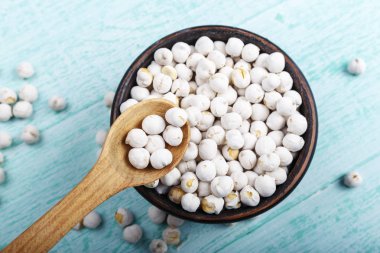 masaya bir tabak içinde ham Türk nohut. Bitkisel protein kaynağıdır. Vejetaryen gıda