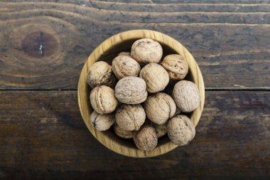 Bütün ceviz ahşap bir masa üzerinde bir tabak içinde. tex için yer