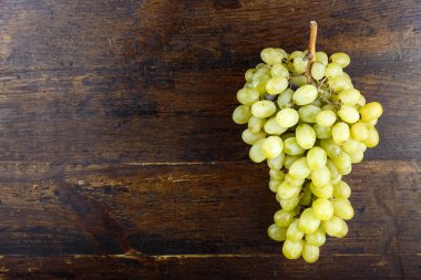 bir sürü karanlık bir ahşap adam olgun yeşil üzüm