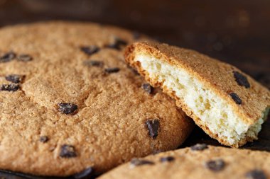 koyu ahşap adam çikolata ile ev yapımı kurabiye