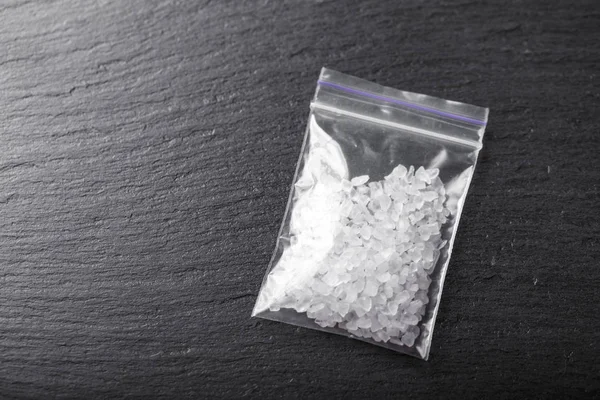 白色晶体的药物在一个袋子上的黑色背景 地方为 Tex — 图库照片