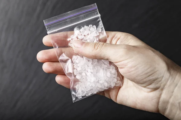 Uyuşturucu Han Beyaz Kristaller Şeklinde Bir Çanta — Stok fotoğraf