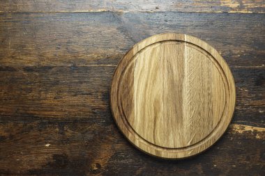 Pizza tahta koyu kahverengi ahşap arka plan üzerinde yuvarlak. tex için yer