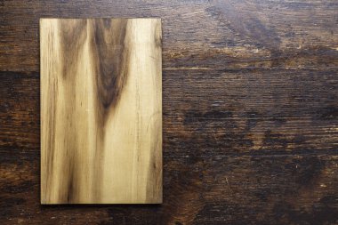 ahşap kesme tahtası koyu kahverengi ahşap arka plan üzerinde. metin için yer.
