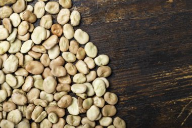 ham kuru fasulye bir ahşap arka plan üzerinde dağılmış