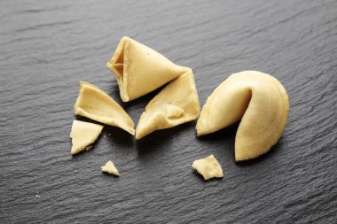 Tahminlerle siyah arduvaz arka plan üstte Çince çerezleri vie