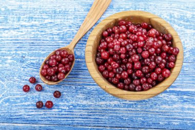 tex bir ahşap plaka alan mavi yıpranmış tabloda ham kızılcık