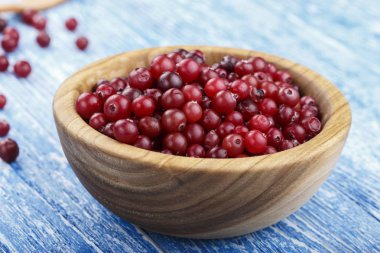 tex bir ahşap plaka alan mavi yıpranmış tabloda ham kızılcık