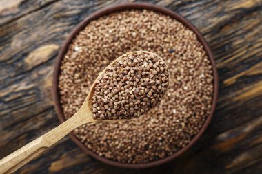 Ham buğday bir plaka üzerinde ahşap bir masa. tex için yer