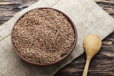 Ham buğday bir plaka üzerinde ahşap bir masa. tex için yer