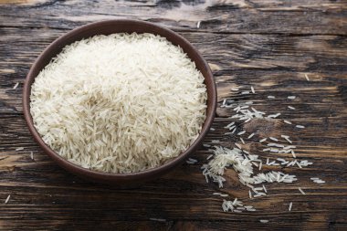 ahşap bir masa üzerinde bir tabak içinde çiğ uzun pirinç. tex için yer