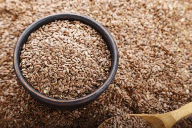 keten tohumu arka plan olarak dağılmış. tohumlar üzerinde değer tabak ve kaşık