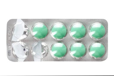 beyaz zemin üzerine yeşil hapları ile blister. izole. tex için yer