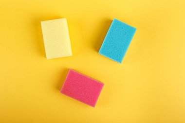 çok çok renkli tuvalet bezi bir parlak sarı adam üzerinde dağılmış