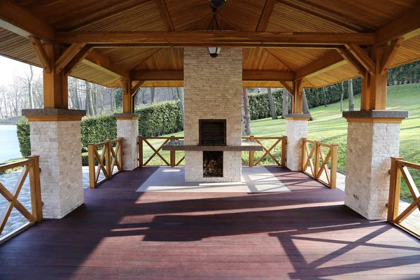 güzel ahşap teras üzerinde stree şömineli