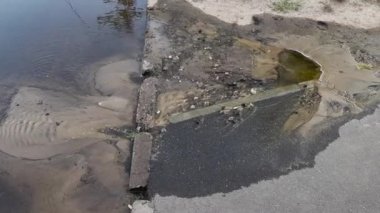 Asfalt boyunca su akar