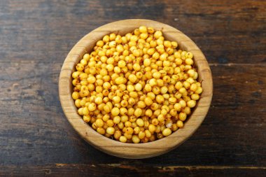 bir tabloda bir ahşap plaka ham Deniz topalak. metin için yer. soğuk için doğal çözüm