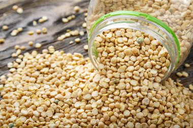 kuru bezelye ahşap bir kahverengi masa üzerinde dağınık. tex için yer