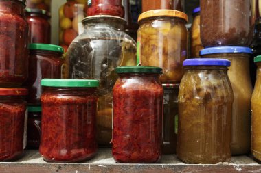 Bodrumda cam kavanozlarda konserve sebzeler bir sürü. WinTe için hasat