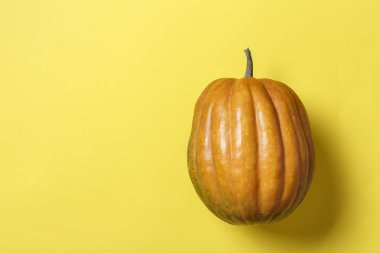 yararlı sonbahar sebze bütün kabak sarı bir arka plan üzerinde yuvarlak. tex için yer