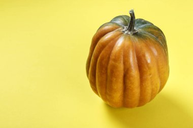 yararlı sonbahar sebze bütün kabak sarı bir arka plan üzerinde yuvarlak. tex için yer