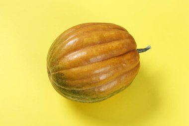 yararlı sonbahar sebze bütün kabak sarı bir arka plan üzerinde yuvarlak. tex için yer