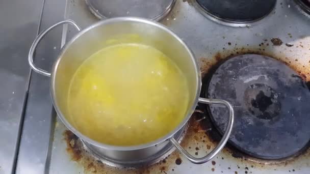 Cacerola con sopa en una estufa eléctrica — Vídeo de stock