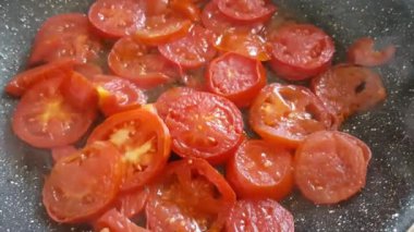 bir tavada doğranmış domates