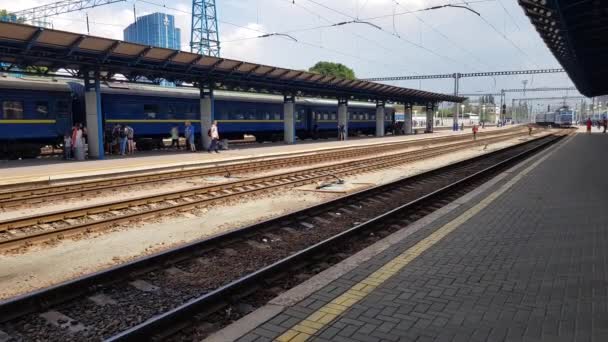 Прибуття поїзда на вокзалі Києва — стокове відео