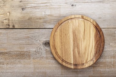 Yuvarlak pizza ahşap zemin üzerine kurulu. tex için alan