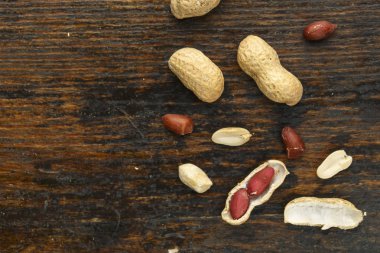 kabuğu soyulmamış fıstık ahşap bir masa üzerinde dağınık. tex için alan