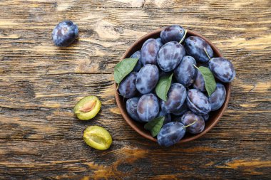 ham Erik kahverengi ahşap arka plan üzerine bir tabak içinde. tex için yer