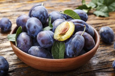 ham Erik kahverengi ahşap arka plan üzerine bir tabak içinde. tex için yer