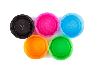 Beyaz adam izole çok renkli plastik şişe kapakları