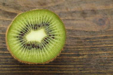 yarım dilimlenmiş kivi ahşap arka plan üzerinde. metin için yer. iyi görünür meyve textur