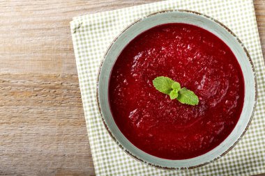 Geleneksel İtalyan Domates gazpacho çorbası bir tabak içinde. tex için alan