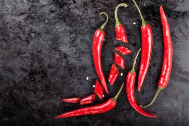 sıcak kırmızı biber dilimlenmiş ve tüm siyah bir arka plan. tex için alan