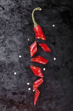 sıcak kırmızı biber dilimlenmiş ve tüm siyah bir arka plan. tex için alan