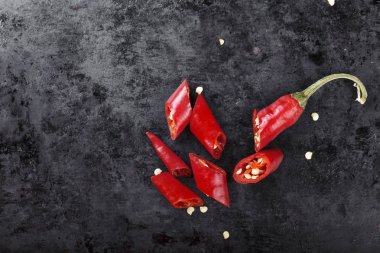 sıcak kırmızı biber bir siyah arka plan üzerine dilimlenmiş. tex için alan