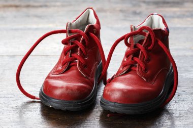 yıpranmış bebek kırmızı deri ayakkabılar. küçük sonbahar Bebek Ayakkabı