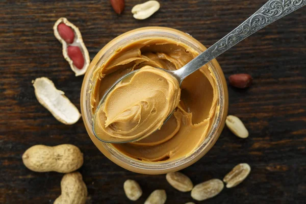 açık bir kavanoz fıstık yapıştırın ve fıstık kabuğu tabl üzerinde dağınık