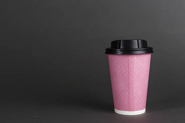 Чашка Розового Картона Кофе Крышкой Черной Спинке — стоковое фото