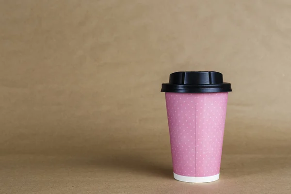 Taza Cartón Rosa Para Café Con Una Tapa Sobre Fondo — Foto de Stock