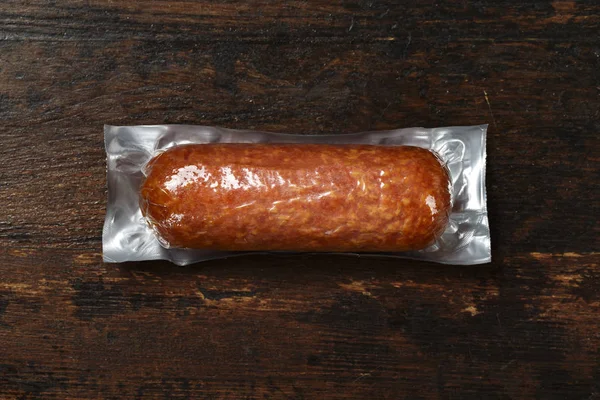 Saucisse Porc Entière Dans Emballage Sous Vide Sur Fond Bois — Photo